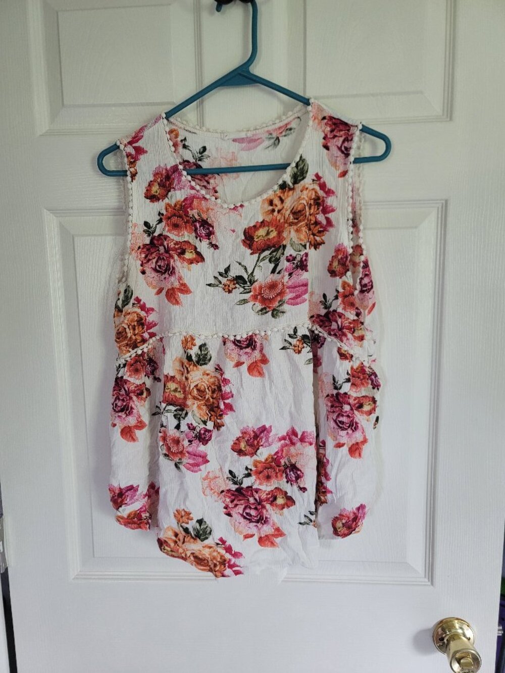 Womens red, pink, and orange floral shirt - does have pulled thread - size 1XL